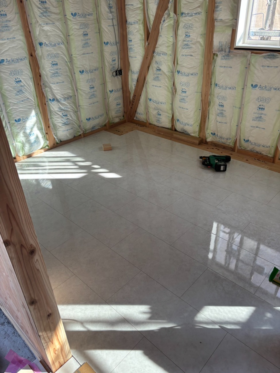 【新築】大理石調の床材とこだわりの照明が彩る家(八女市)【施工進行中】