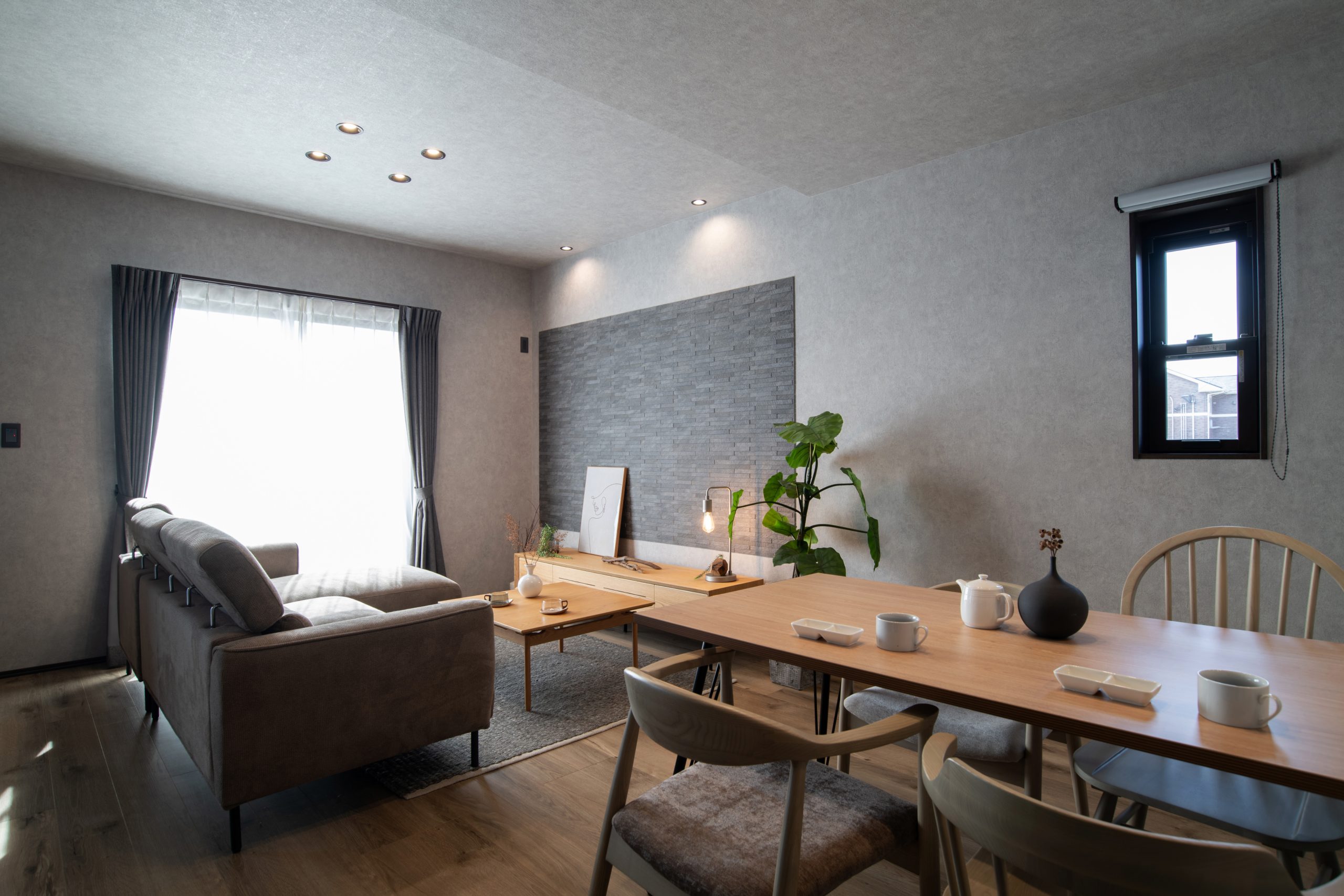 落ち着きをまとうグレーモダンのくつろぎの家